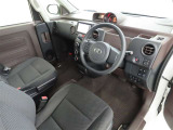 シンプルで使いやすいデザインの運転席です。