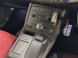 中古車選びで意外と見落としがちなポイントが、シフトレバー周辺の状態です。今回掲載している画像では、操作部分の使用感をはじめ、パネルの傷や擦れ、ボタン類の動作跡など、確認していただけます。