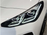 【LEDヘッドライト】先進のLEDテクノロジーを採用。放射される白色光の周波特性は太陽光に近く、バイキセノン・ヘッドライトを上回るコントラストで更に明るく輝きます!