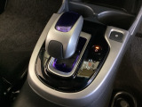 ハイブリッド専用セレクトレバーです。シフトチェンジを電子信号で送信するセレクトレバーを採用していますので、軽快でスマートな操作を楽しめます。