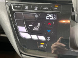 【オートエアコン】一度お好みの温度に設定すれば、車内の温度を検知し風量や温度を自動で調整。暑い&hellip;寒い&hellip;と何度もスイッチ操作をする必要はありません。快適な車内空間には必須の機能ですね♪