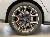 BMWの純正アロイホイールは軽量かつ強度にも優れているホイールで走行性能を引き上げる設計になっております。足元にもBMWは妥協がなくこだわっている個所になります。