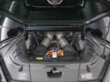 パワートレインは3.0L V6ツインターボエンジンに加えてモーターを搭載し、830馬力(カタログ値)を発揮します。