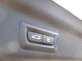 電動リアゲート装備です。バンパー下でのキックスイッチも装備されております。