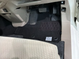 新品の純正フロアマット付きです。ドライブの際に気分良く乗って頂けます。