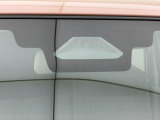 障害物を感知して、衝突の可能性がある場合、運転者へ警告音を発したり、衝突の可能性が高い場合、ブレーキの補助操作を行い、減速して衝突被害を軽減するシステムです。