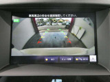 ギアを『R』に入れた後、カメラボタンを2回押すと、ナビ画面に後方の映像を映してくれるので、駐車がし易くなります。