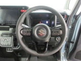 ステアリングから手を離さず、運転に集中したままオーディオ等の操作ができます。