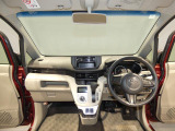 【見晴らしの良い運転席】フロントガラスが広く周囲を見渡しやすい設計です。視点が高いため遠くまで見通すことができ、運転に集中しやすい環境が整っています