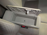 運転席と助手席の間のひじ掛けの中に小物を入れるスペースがあります!