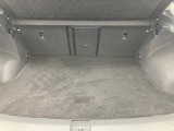 ●すっきりとした見た目のスクエア形状のラゲッジスペースです。また荷物が多い時、急なお買いものの際にもリヤシートを倒していただくことにより十分なスペースを確保できます。
