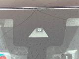 【エマージェンシーブレーキ】走行中に前方の車両等を認識し、衝突しそうな時は警報とブレーキで衝突回避と被害軽減をアシスト。より安全にドライブをお楽しみいただけます。