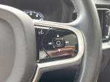 【ステアリングスイッチ】運転中、前方から目線をそらさずにオーディオ等の操作ができるよう、適切に配置されたスイッチ類。安心&快適なドライブを演出してくれる便利な機能です。