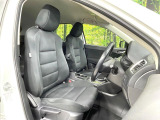 運転席シート廻りは使用感も少なく、良好な状態となっています。前オーナー様が丁寧に使っていたことがよくわかりますね。