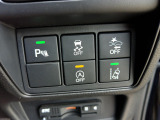 パーキングセンサーや横滑りを防ぐVSA等のスイッチ類は運転席の右側、手の届きやすい位置にあります。