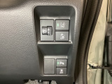 ハンドルの右側にはヘットライトリベライザーとHondaセンシング用のメインスイッチがついています。ヘッドライトリベライザーは道路状況や積荷の加重に応じてライトの高さを調節できます。