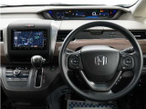 運転にかかわる様々な操作を安全に行えるように視点移動が少なく、操作性に配慮されたスイッチ類が凝縮されたコクピットです。