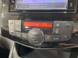 【オートエアコン】一度お好みの温度に設定すれば、車内の温度を検知し風量や温度を自動で調整。暑い&hellip;寒い&hellip;と何度もスイッチ操作をする必要はありません。快適な車内空間には必須の機能ですね♪