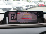 360&deg;ビューモニターは、車両周囲の状況をモニターで確認できる安全装備です。駐車時や狭い場所での運転時に役立ち、運転に不慣れな方でも安心して操作できるようにサポートしてくれます。