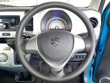 インテリアに合わせたデザインのステアリングは、運転される方のことも考え、運転しやすい形状、大きさです。是非一度、実際に触ってお確かめください。