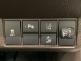 ハンドルの右側にはヘットライトリベライザーとHondaセンシング用のメインスイッチがついています。ヘッドライトリベライザーは道路状況や積荷の加重に応じてライトの高さを調節できます。