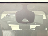 【衝突被害軽減ブレーキシステム(FCM)】フロントカメラとミリ波レーダーにより前方車両や歩行者を検知。衝突の危険があるときは、警報で注意を促しブレーキを制御して衝突回避または衝突被害の軽減をアシスト。