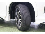 タイヤサイズ 215/50R18。
