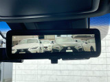 【デジタルインナーミラー】車両後方カメラの映像をミラーに映すことが出来ます。 そのため、後席に人や荷物があって後方が見えづらい場合でもしっかり視界を確保することが出来ます。