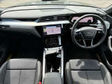 運転席と助手席の全体写真になります。