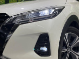 【LEDヘッドライト】悪天候や夜間走行時も良好な視界を確保し安心して運転できる高輝度LEDヘッドライトを装備!点灯速度が早く、消費電力も抑えられています。