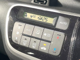 【オートエアコン】一度お好みの温度に設定すれば、車内の温度を検知し風量や温度を自動で調整。暑い&hellip;寒い&hellip;と何度もスイッチ操作をする必要はありません。快適な車内空間には必須の機能ですね♪