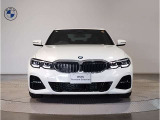 【BMWの伝統-1】BMWの特徴的な&ldquo;キドニーグリル&rdquo;は、80年以上続く伝統の形でございます。変わらないこだわりのデザインが、プレミアムブランド&ldquo;BMW&rdquo;を創り出します。