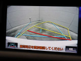 車庫入れや縦列駐車などの際に、後退操作の参考になるガイドラインをモニター画面に表示します。