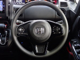 ハンドル左側にはオーディオ操作が出来るオーディオリモートコントロールスイッチ、右側にはHonda SENSINGとオートクルーズコントロールのスイッチを装備!