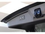 スイッチ一つで開閉ができるパワーリヤゲートは何かと便利です。運転席のスイッチからも開閉可能です。