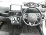 運転席からの視界はこんな感じです☆お気軽にご来店いただき、実際に座って是非お確かめください。ドライバーに寄り添う快適な操作フィールをもたらすステアリングです。
