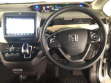 【ハンドル】運転にかかわる様々な操作を安全に行えるように視点移動が少なく操作性に配慮されたスイッチ類が凝縮されたコックピットです。