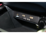 小物の収納に便利なセンタートレイには携帯等のデバイスの充電可能なUSB出力電源付です。