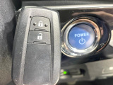 【スマートキー】カバンやポケットに入れたままでもドアの施錠・解錠が可能なスマートキーを装備。エンジンのオン・オフ時もカギを取り出す必要が無いからとっても便利です♪