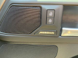 【MERIDIANサウンドシステム】精密なデジタル技術を用いて、車内で臨場感あふれるオーディオ体験を提供します。澄み渡った高音から迫力ある重低音まで鮮やかに再生します。