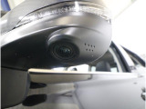 助手席側で見えにくい左前方の映像を、車内のマルチファンクションディスプレイに映し出します。前方への駐車や左寄せ、狭い道でのすれ違いなど、さまざまなシーンで安心して運転できる便利な機能です。
