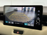 リバースギアに入れるだけで後方の表示へ切り替わります。夜間や雨の日の駐車も楽になりますよ。