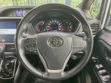 【純正革巻きステアリング】上質な革を使用することで、手にしっかり馴染みとても運転しやすいハンドルです♪