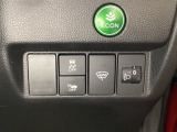 ハンドルの右側にはヘッドライトレベライザーとVSA(ABS+TCS+横滑り抑制)の解除スイッチがついています。ヘッドライトレベライザーは道路状況や積荷の加重に応じてライトの高さを調節できます。