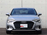 ●一目でAudiとわかる特徴的なシングルフレームグリル・LEDランプ。精悍なフロントマスクからAudiのスマートで上品なブランドを連想させてくれます。女性にも大変ご好評頂いております。