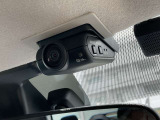 【車室内用ドラレコ】車室内カメラによる車内および車側面の撮影記録が駐車時の安心を高めるとともに、走行中の幅寄せ対策や後方撮影(リヤガラス越し)にも対応しています。