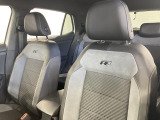 シートは適度な硬さによって長時間の運転でも疲れにくいと定評があります。国産車とは全く違った座り心地ですが、長年培われた欧州の椅子文化をご体感ください。