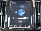 【4ゾーンエアコンディショナー】運転席と助手席および後席左右のシートでそれぞれお好みの温度に設定可能。同乗者にも配慮した、最適な車内空間をお届け致します。