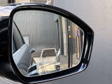 【ブラインドスポットアシスト】車線変更時に目視できない車を検知すると、検知した側のミラーに警告ライトが点灯。更にステアリングを制御し、アシストします。