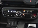 【オートエアコン】温度を設定すれば自動で快適な車内温度を保ちます。エアコン内部の高性能脱臭フィルターで車内のアレルゲンや花粉を除去。